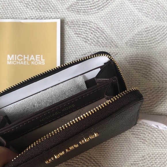 Michal Kors small zip wallet. - Picture 4 of 4